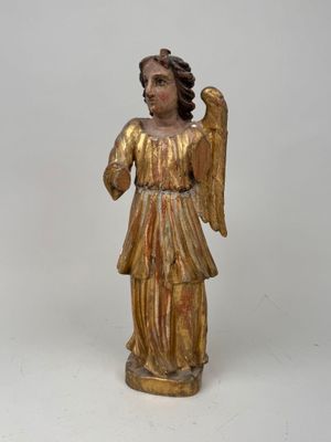 statue d'un ange tenant un oiseau sur fond blanc