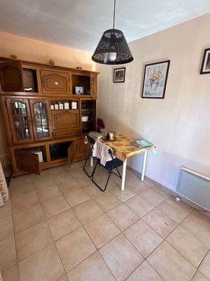 une pièce dans laquelle se trouvent une table et une armoire