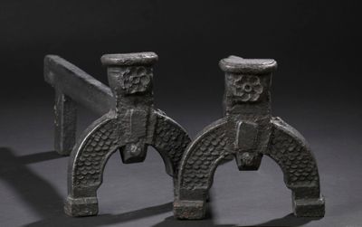 une paire de fers à cheval anciens en fer sur fond noir