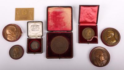une image représentant une collection de pièces de monnaie et d'autres objets posés sur une surface blanche