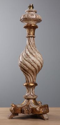 Pied de lampe en bois et stuc relaqué et rechampi.