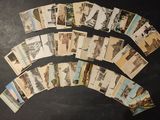 un lot de vieilles cartes postales posées sur une table