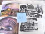 un livre avec des images de trains et de personnes dessus