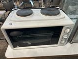 un four à micro-ondes posé sur une table dans une cuisine