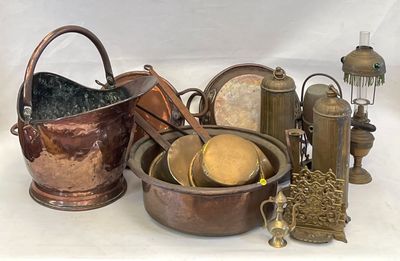 de nombreux types de casseroles et poêles en cuivre sur la table