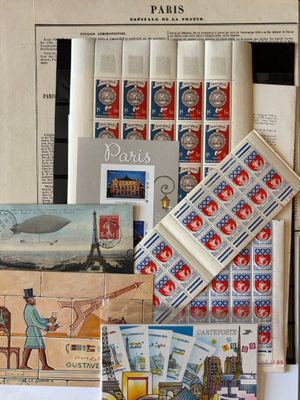 beaucoup de timbres et de cartes postales posés sur une table