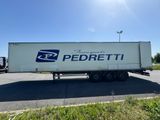 un camion semi-remorque garé sur le côté de la route