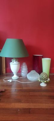 une lampe posée sur une table à côté d'une lampe