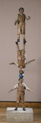 une statue représentant un homme debout au sommet d'un tas d'oiseaux