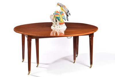 une table sur laquelle est posée une figurine d'oiseau