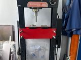 une machine posée sur un support dans une pièce