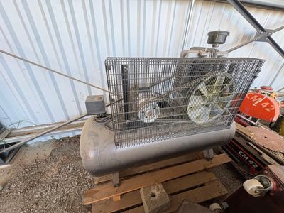 une cage métallique contenant une petite machine