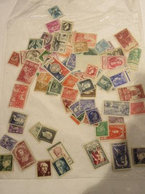 beaucoup de timbres dans un sac posé sur la table