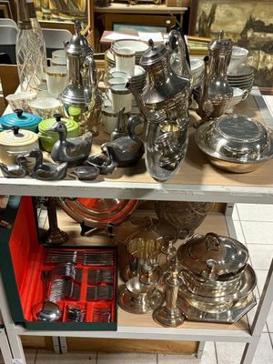une table sur laquelle se trouvent de nombreux objets en argent