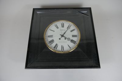 une horloge noire dont le cadran est orné de chiffres romains