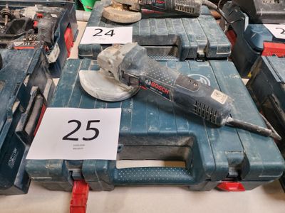 un grand nombre d'outils posés sur une table