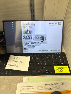 un ordinateur portable posé sur un bureau, à côté d'une souris