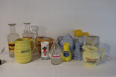 un grand nombre d'objets différents posés sur une table