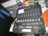 une trousse à outils posée sur une table