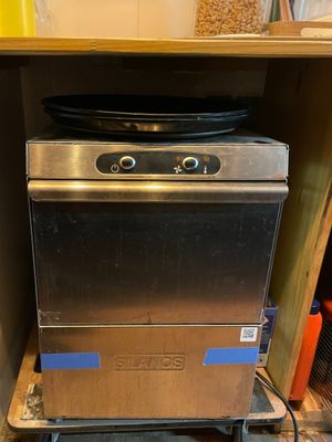 une photo d'un lave-vaisselle posé sur un chariot dans une cuisine