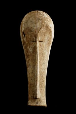 une image représentant une sculpture représentant une tête sur fond noir