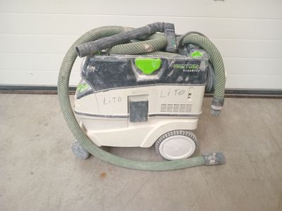 un aspirateur posé par terre