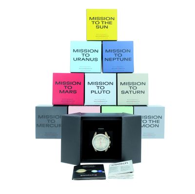 Plusieurs boîtes de montres sont empilées les unes sur les autres