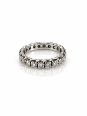 une bague en or blanc sertie de diamants noirs et blancs