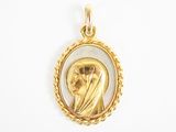 une image représentant un pendentif en or orné d'une femme voilée