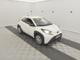 La petite voiture blanche est garée dans le garage, sur le sol à carreaux.