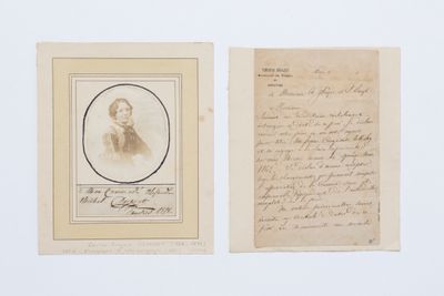deux vieux journaux sur lesquels figure la photo d'un homme et d'une femme