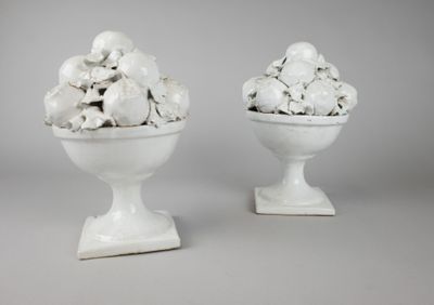 deux vases blancs remplis de différentes sortes de pierres