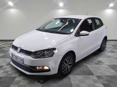 la volkswagen polo blanche est garée sur un carrelage à carreaux