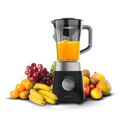 un mixeur posé à côté d'un panier de fruits