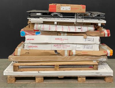 une pile de cartons posée sur une palette, avec un ordinateur portable posé dessus