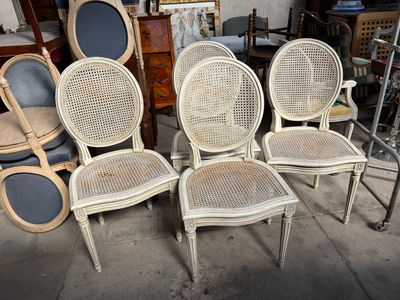 plusieurs chaises sont alignées dans une pièce