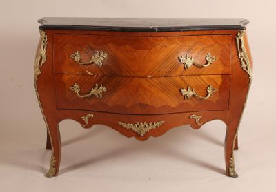 une petite commode avec un plateau en marbre