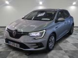 la voiture grise est garée sur le sol en damier d'un garage