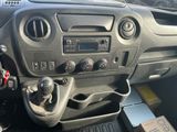 le tableau de bord d'une voiture, avec un volant et des commandes