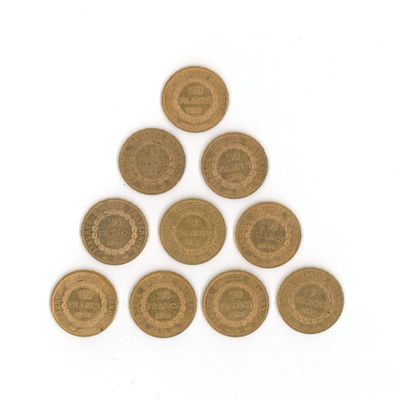 six pièces de six livres sterling disposées en pyramide sur un fond blanc