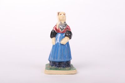 une figurine de femme en robe bleue