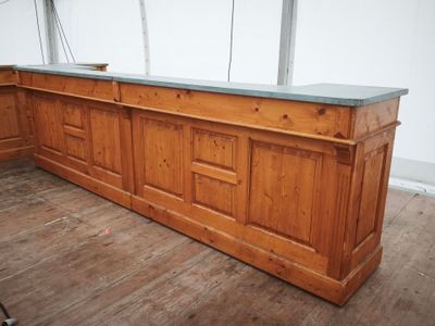 un bar en bois avec un comptoir vert dans une pièce
