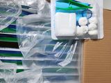 beaucoup de brosses à dents et de dentifrice dans une boîte