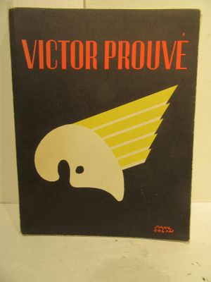 Le livre de Victor Prouve, *L'aigle en vol*, est exposé au musée.