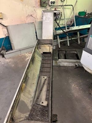 une image d'une machine qui travaille sur une pièce de métal