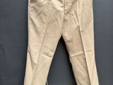 un vieux pantalon suspendu à une corde à linge