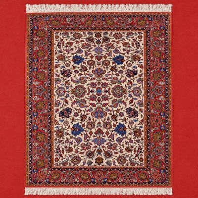 un tapis oriental à fond rouge et à motifs floraux