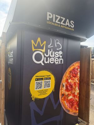 une boîte noire sur laquelle figurent une pizza et un code QR
