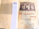 un vieux livre avec la photo d'un groupe de personnes