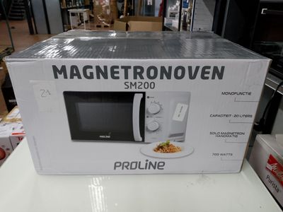 emballage destiné à un four à micro-ondes posé sur une table dans un magasin